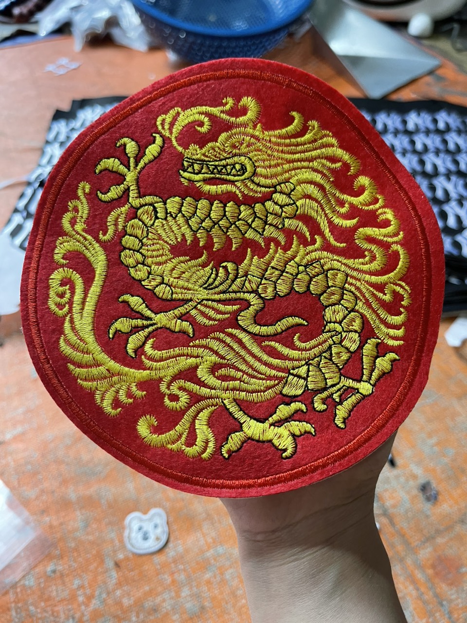 Miếng Sticker Thêu Ủi hình tròn rồng đỏ may áo cách tân , áo dài
