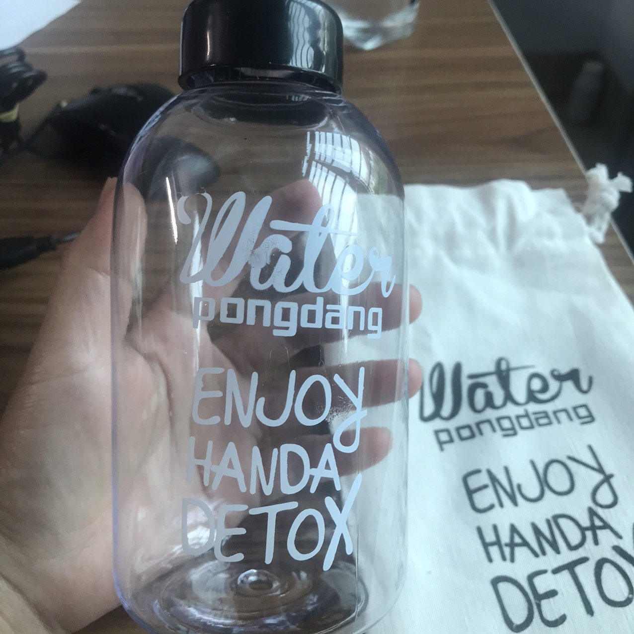 Bình DETOX nhựa đựng nước 600ml kèm túi đựng xinh xắn