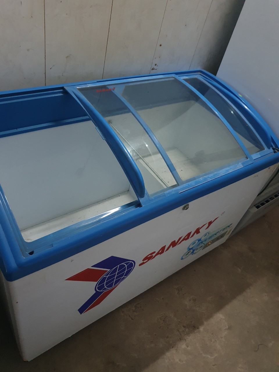 Tủ đông kem mặt kính thanh lý sanaky 4899k3 tiết kiệm điện chỉ giao tphcm, long an, bình dương, đồng nai lh 0968810979