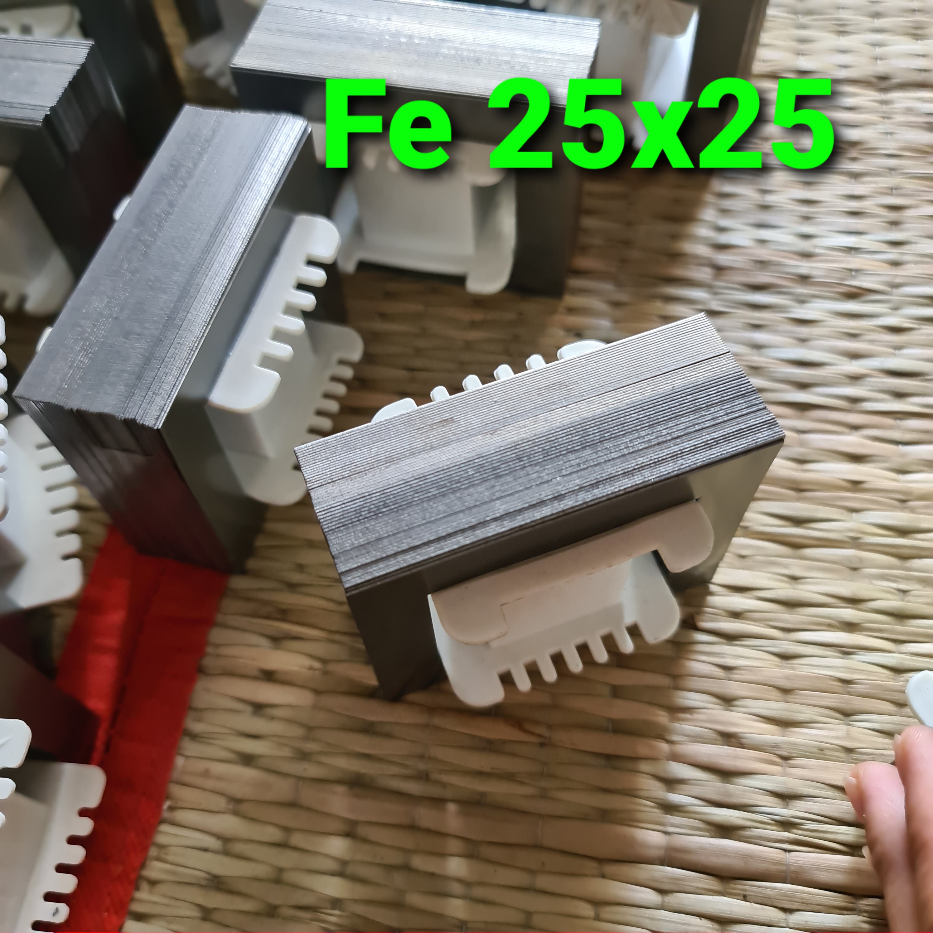 Tổng hợp Phe 25x25 và Phe 25x35. Phe quấn biến áp kích cơ, quấn biến áp mỏ hàn xung. Gồm fe sắt + khuôn nhựa quấn dây đồng. Fe sắt biến áp