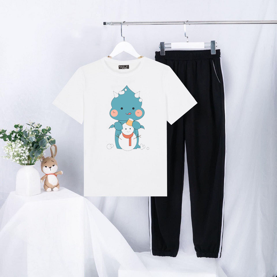 Sét Bộ Đồ Quần Áo Thời Trang Nữ Ngắn Tay Mùa Hè Siêu Xinh Cute Mặc Đi Chơi Dạo Phố, Áo Trắng Cotton In Hoạt Hình 3D Khủng Long Người Tuyết Kèm Quần Thun Sọc Bo Gấu Phong cách