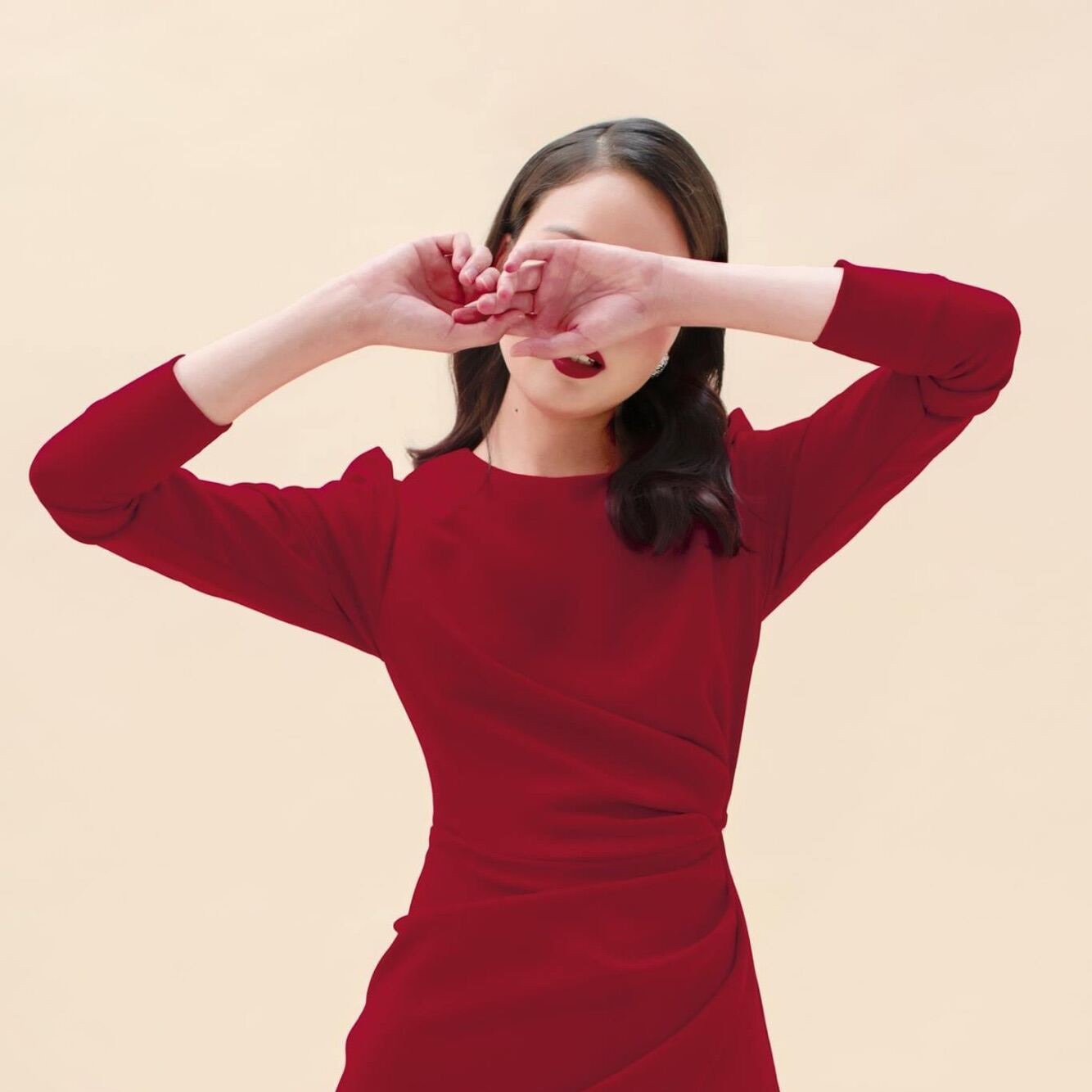 Đầm tay dài xếp ly tạo eo nhỏ màu đỏ/trắng