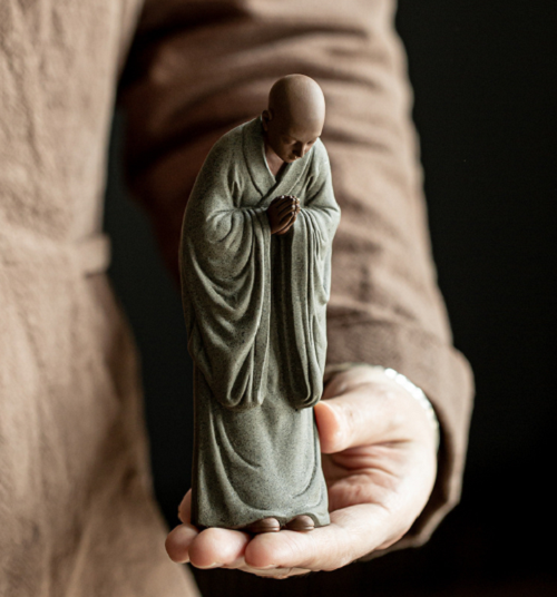 Tượng Tăng Sĩ cuối đầu Phật giáo 15cm nhựa composite