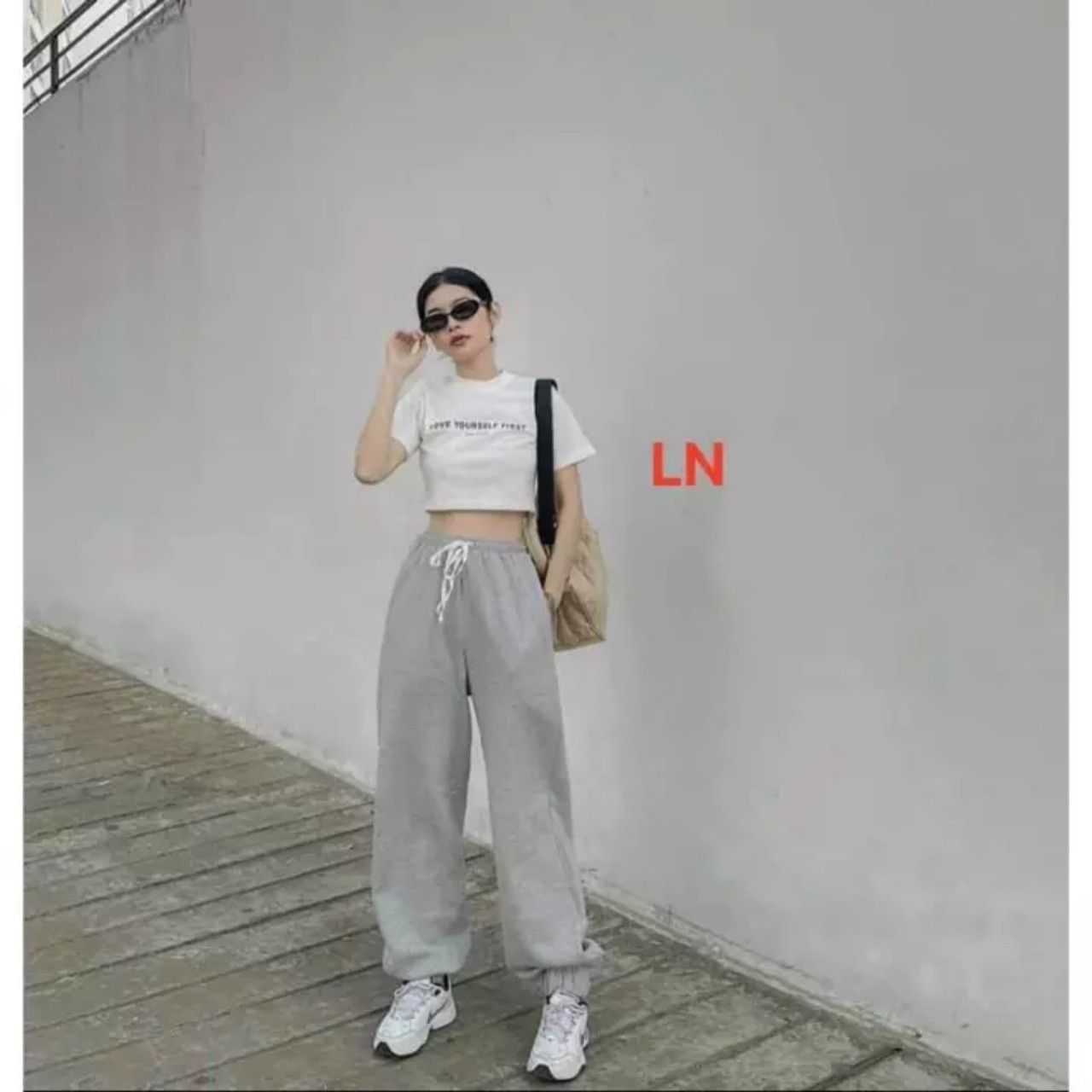 Áo croptop cá tính + quần bom