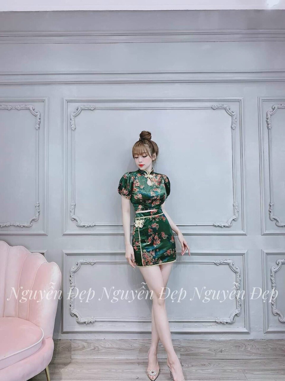 Set áo cổ tàu hở ngực và chân váy họa tiết hoa lá