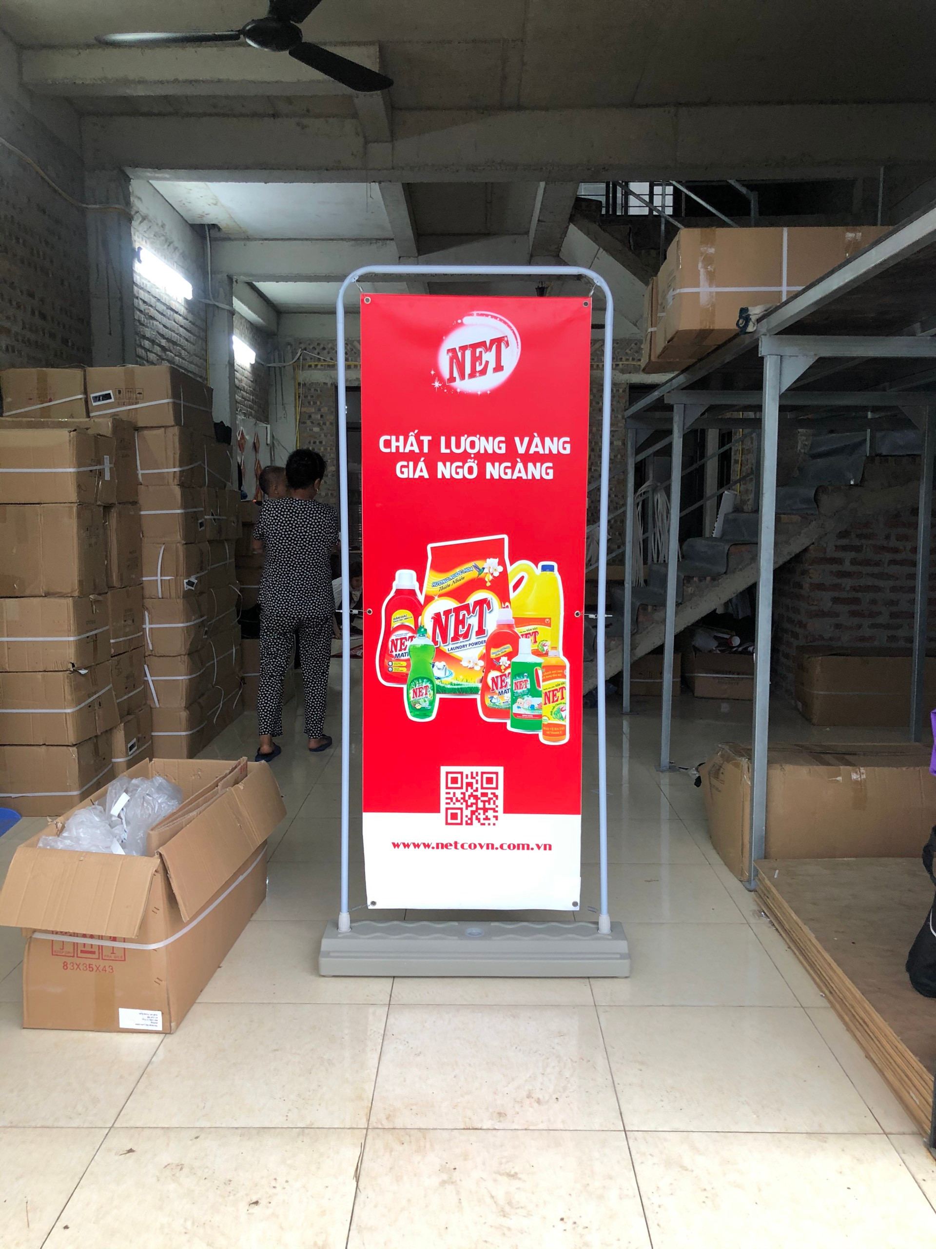 Standee kiểu cửa đế nhựa, khung treo hình ảnh kiểu cửa đế nước, kt 80x180cm