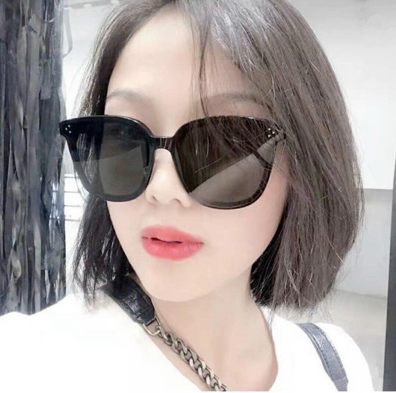 FREESHIP KÍNH NAM NỮ CHỐNG TIA UV THỜI TRANG  Chất liệu gọng kính: PC  Chất liệu tròng kính: PC  Tổng chiều rộng kính: 148 mm  Chiều rộng tròng kính: 65 mm  Chiều cao tròng kính: 58 mm  Khoảng cách cầu mũi: 17 mm  Chiều dài càng kính: 145 mm