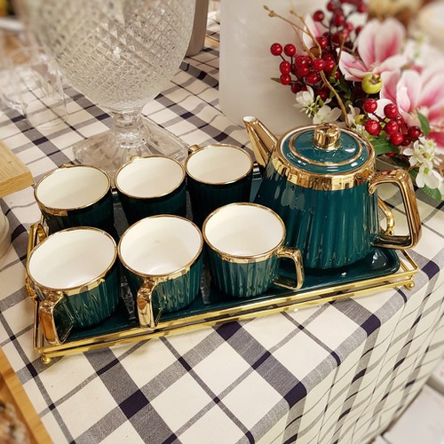  Bộ ấm chén sứ trắng viền vàng phong cách Châu Âu,Bộ ấm chén sứ xanh viền vàng phong cách hoàng gia,bộ tách uống trà sứ viền vàng ,Bộ ấm chén viền vàng kèm khay sứ,được làm từ gốm và phủ một lớp men sáng bóng,sang trọng,tinh tế 