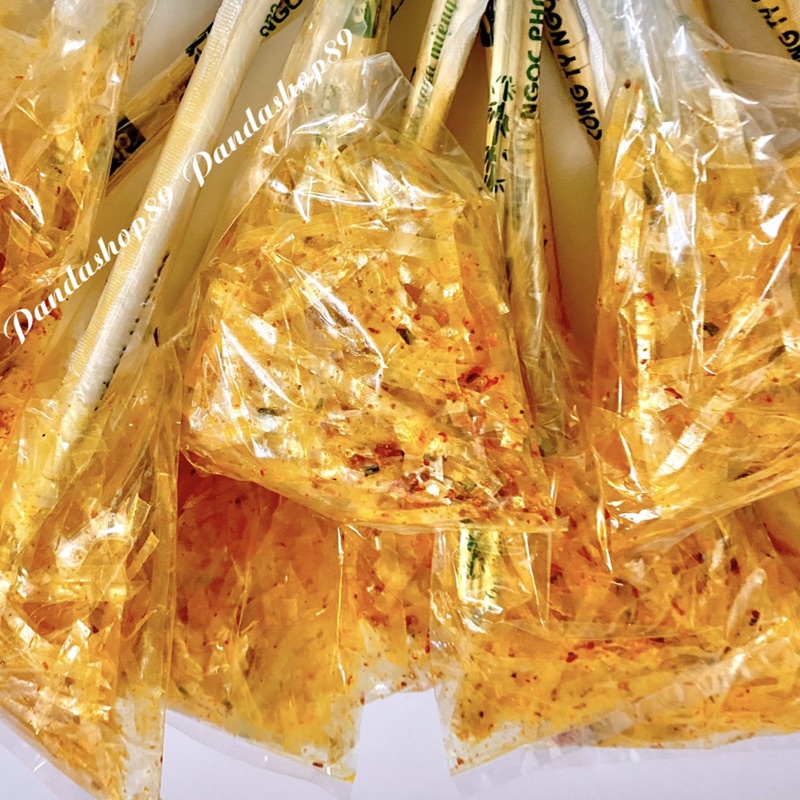 Bánh tráng sợi trộn sa tế tôm cay mặn ngọt kèm đũa