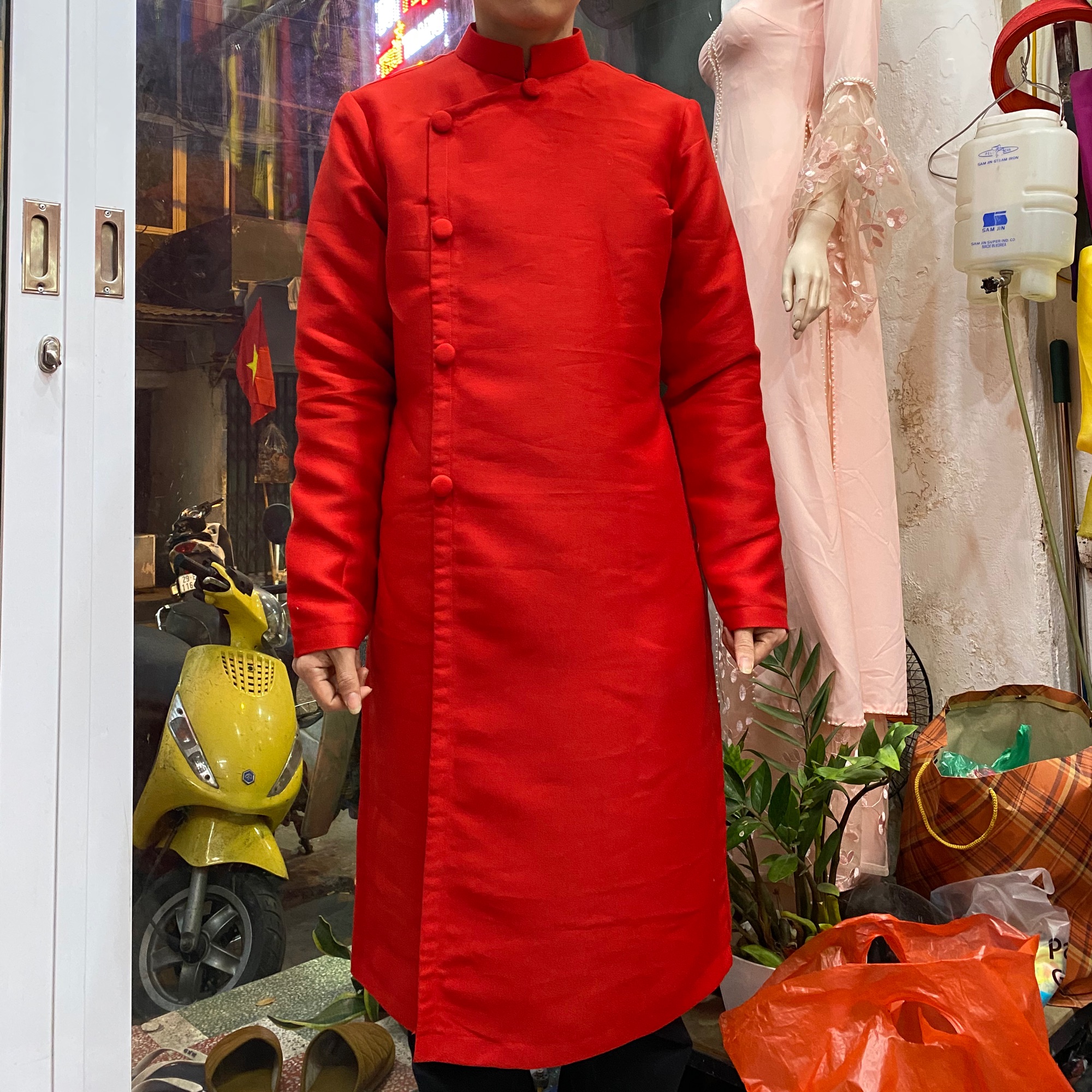 Áo dài cách tân nam đỏ. Vải gấm tátta. Phù hợp chơi tết, đám hỏi đám cưới.  ảnh thật chủ shop :). Ib để shop tư vấn size ạ