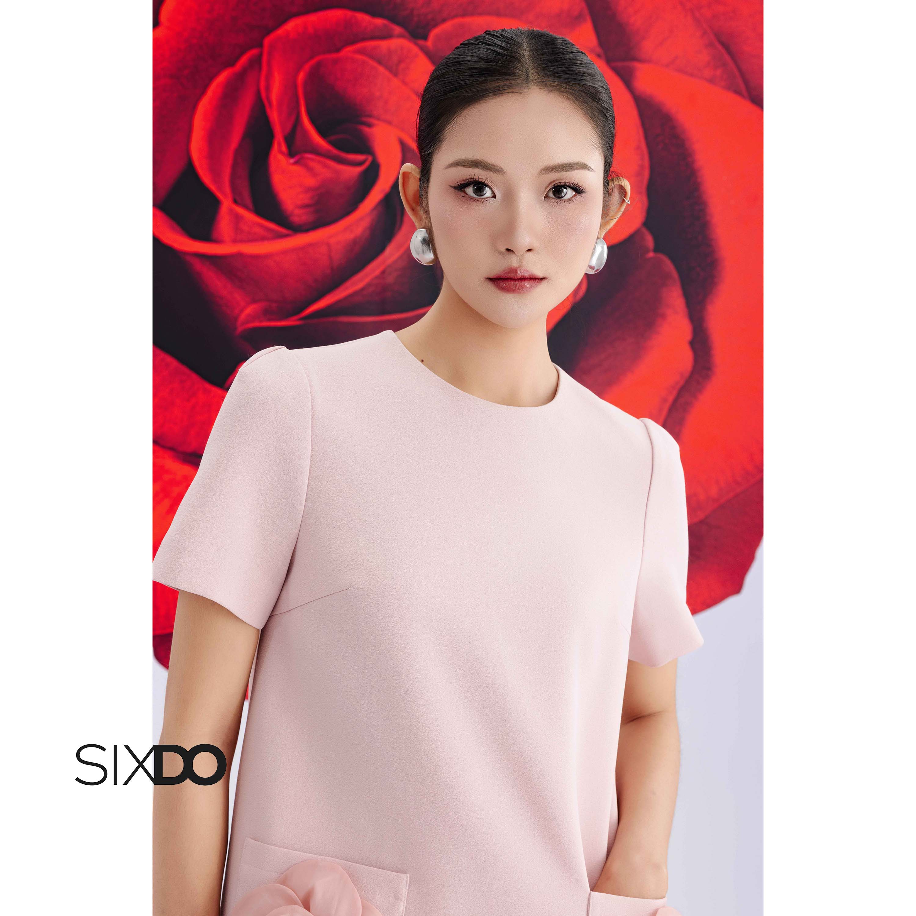 Đầm suông hồng ngắn tay phối hoa 3D túi trước SIXDO (Peach Pink 3D Flower Woven Loose Dress)