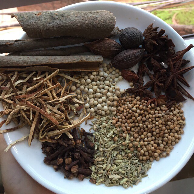 Nguyên liệu ngâm rượu Mai Quế Lộ đầy đủ 8 món: Đinh hương, Quế, Hồi, Thảo quả, Tiểu hồi, Hạt mùi, Trần bì, Hạt tiêu sọ