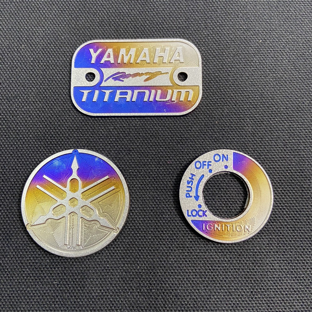 [HÀNG YAMAHA] TEM TITAN NẮP BÌNH DẦU,TEM TITAN DÁN Ổ KHÓA,TEM LOGO YAMAHA LỚN TRANG TRÍ DÒNG XE SIRIUS (CHẤT LIỆU TITAN 100%)