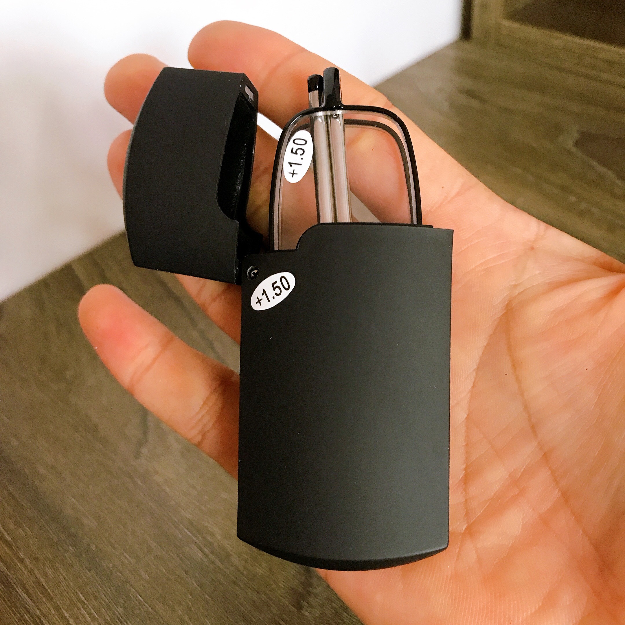 Kính lão thị viễn thị xách tay nhật bản có bao đựng hình zippoo như hình cực sang quà tặng cho ông bà bố mẹ