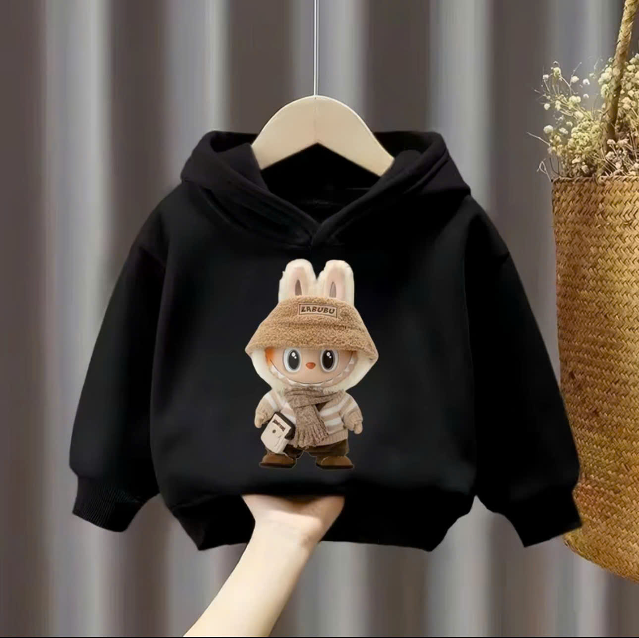 Áo hoodie Labubu thu đông dành cho bé gái và bé trai 14-45kg mẫu LABUBU QUÀNG KHĂN. Chất liệu nỉ mỏng.