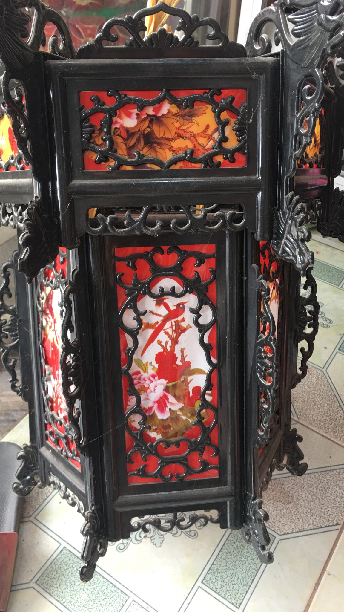 ĐÈN LỒNG LỤC GIÁC BẰNG NHỰA MÀU GIẢ GỖ