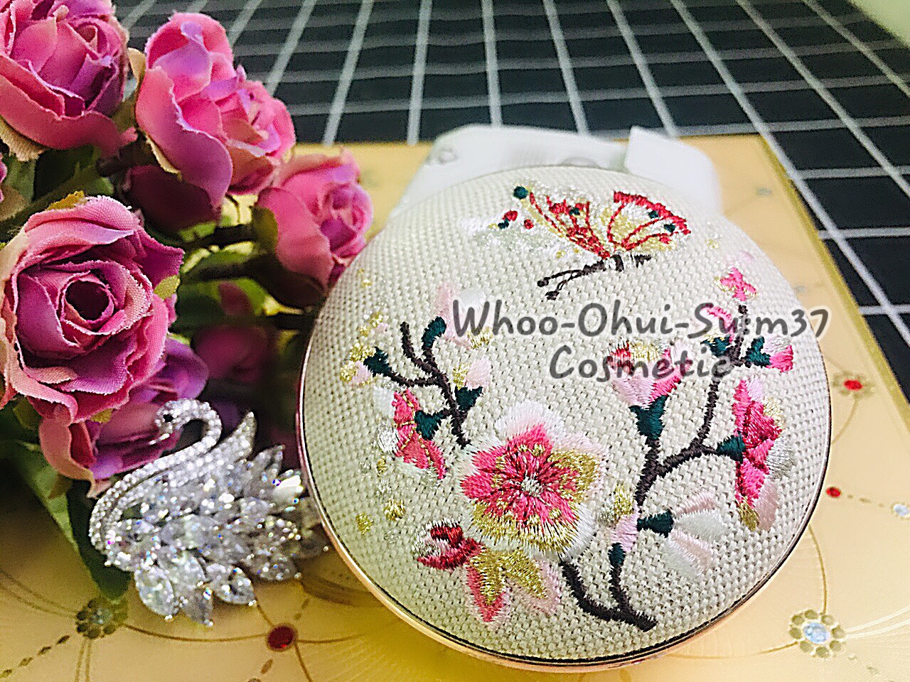 Phiên bản phấn nước đặc biệt Sulwhasoo thêu hoa