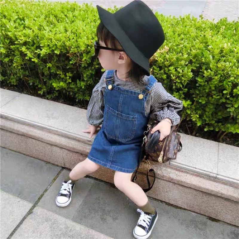Váy yếm jeans hai dây JEANBECO, Yếm dạng váy cho bé gái dáng suông dài phối túi yếm xinh xắn VD04