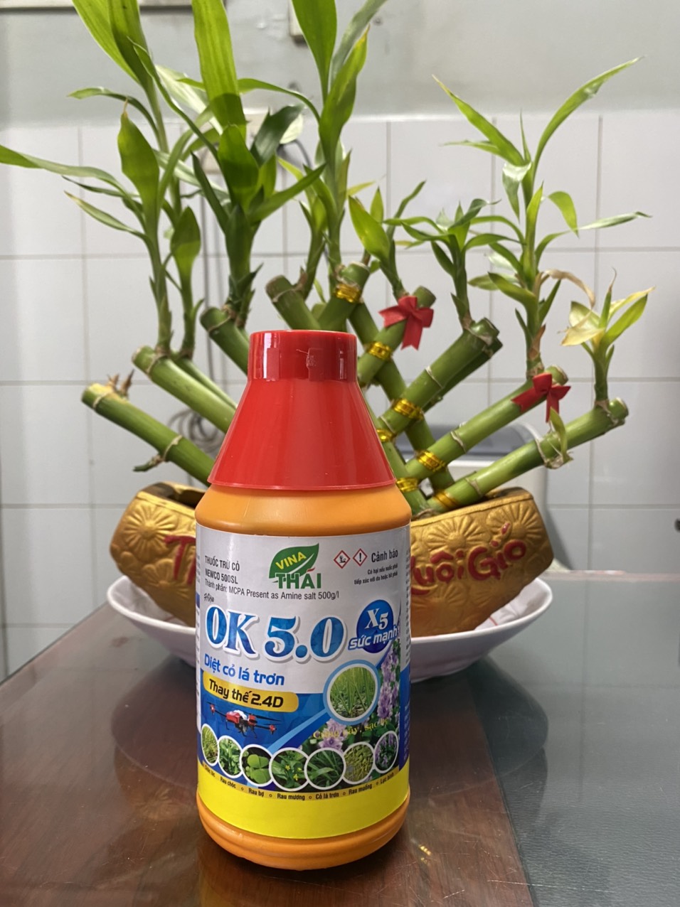 Thuốc trừ cỏ 2.4d - hiệu ok 5.0 - diệt sạch cỏ lá trơn, rau muống - 450ml - hàng được trưng bày