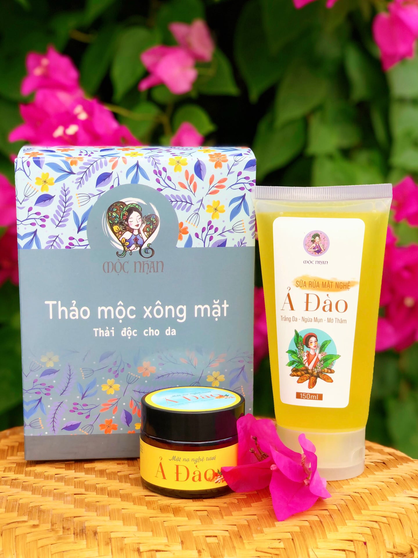 Sữa rửa mặt nghệ tươi, hương nghệ tự nhiên, làm sạch sâu chân lông và cân bằng độ pH tự nhiên giúp da sáng khỏe hồng hào