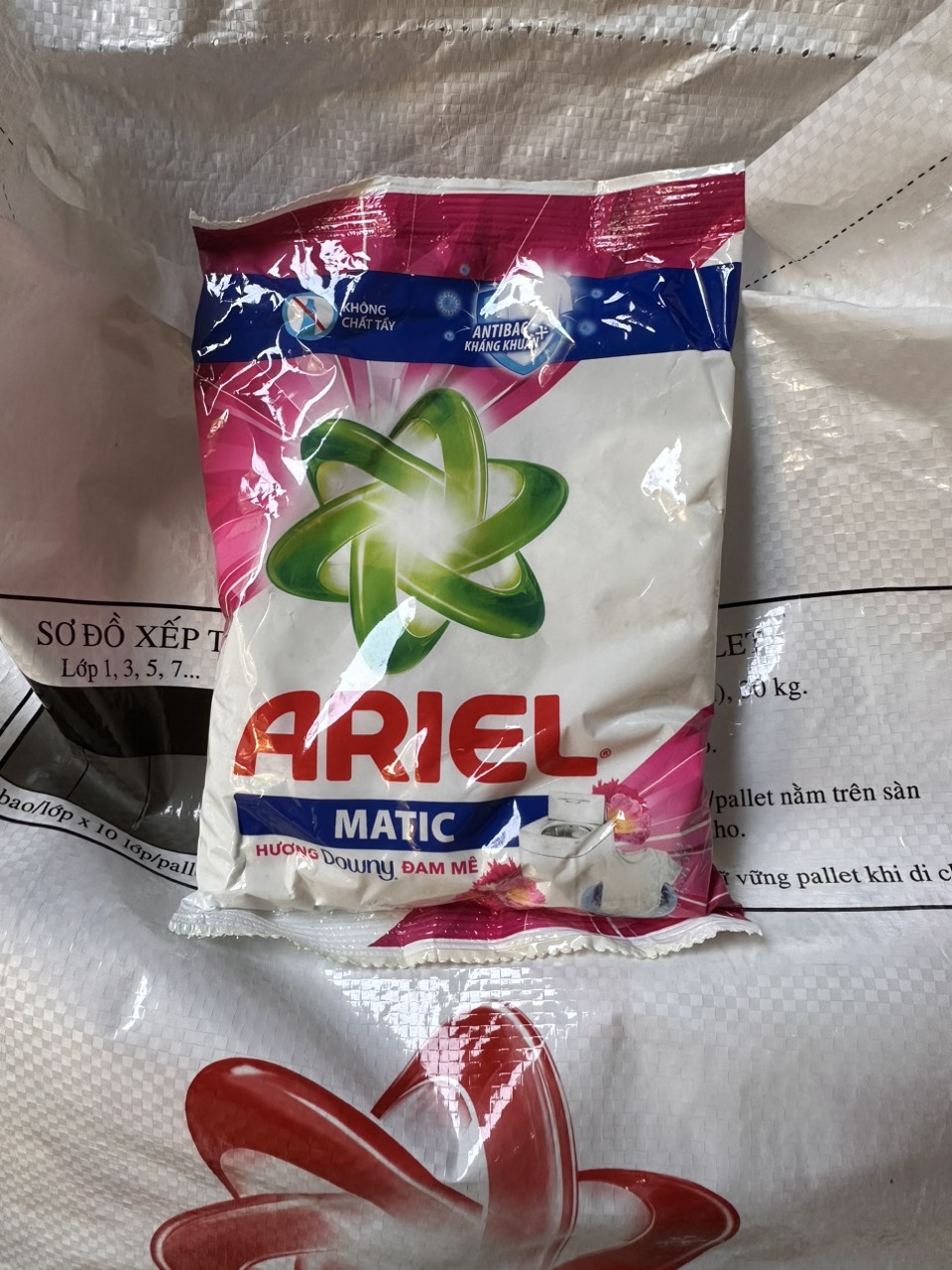 Bột giặt Ariel hương downy đam mê 300G NSX 10/2023