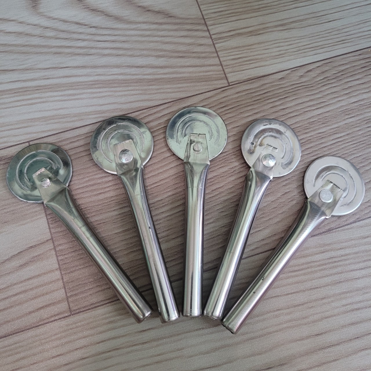 Cây cạo gió, đánh gió bằng inox hình đồng xu nhỏ gọn