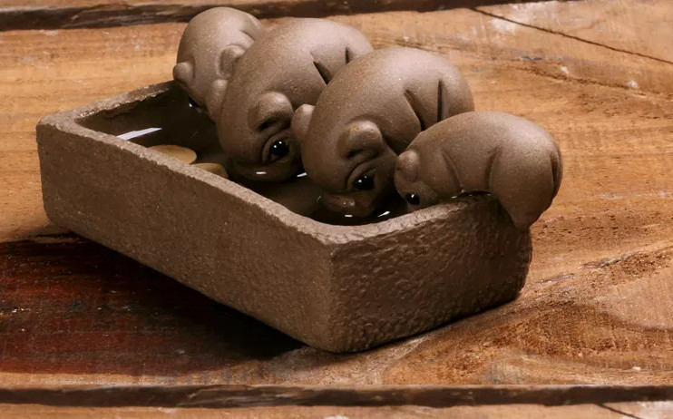 Tượng đàn heo con ăn trong máng