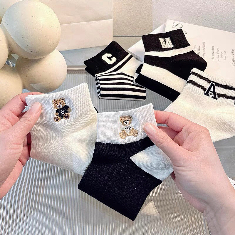 Set 5 đôi tất vớ nữ tông đen trắng họa tiết chữ amg dễ thương