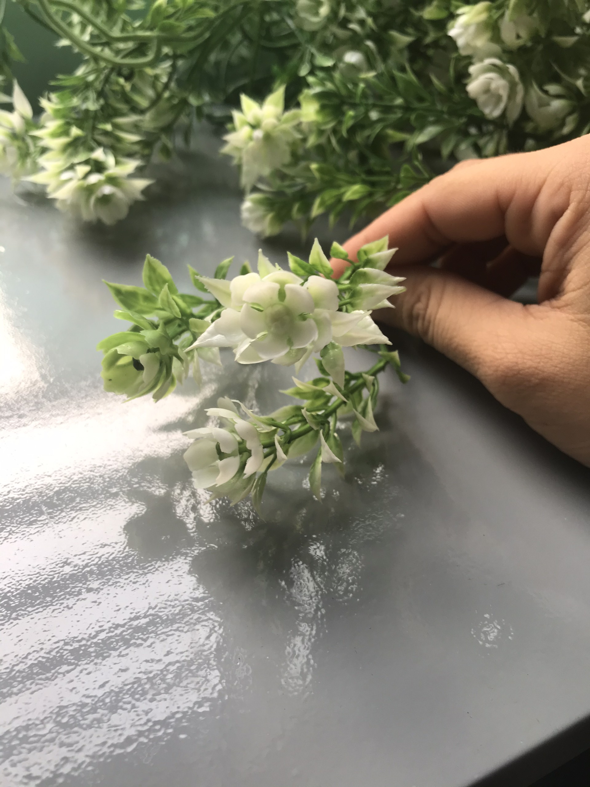 100g cỏ nhựa, lá hoa hồng nhựa điểm kèm với hoa sáp, hoa giấy