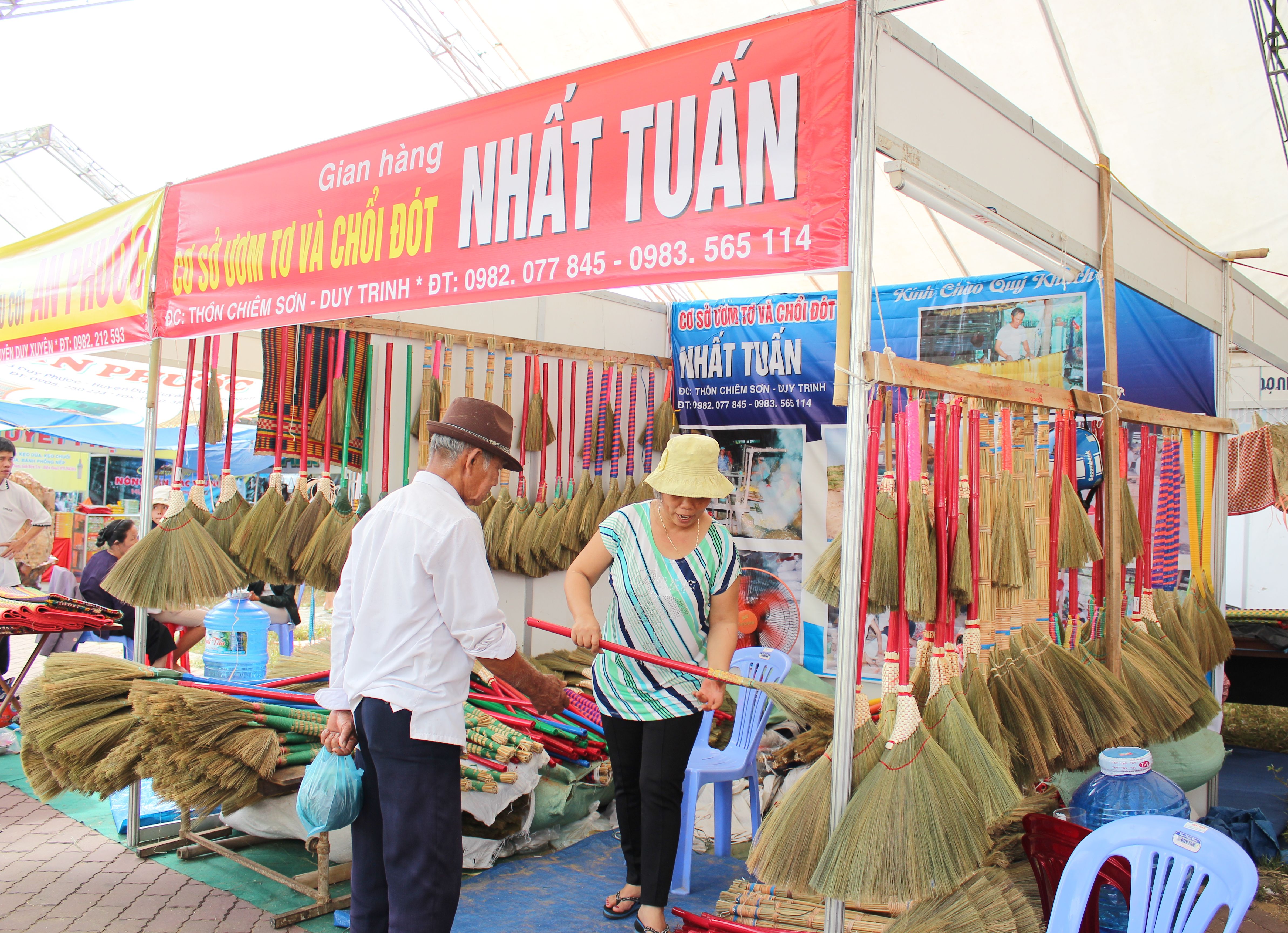 Chổi đót cước tím ( Chổi chít ). Cán chổi bằng cọng đót tự nhiên quấn bằng sợi cước tím chặt. Tép chổi được bện bằng sợi mây kết hợp sợi cước chắc chắn. Bông đót được làm sạch bụi