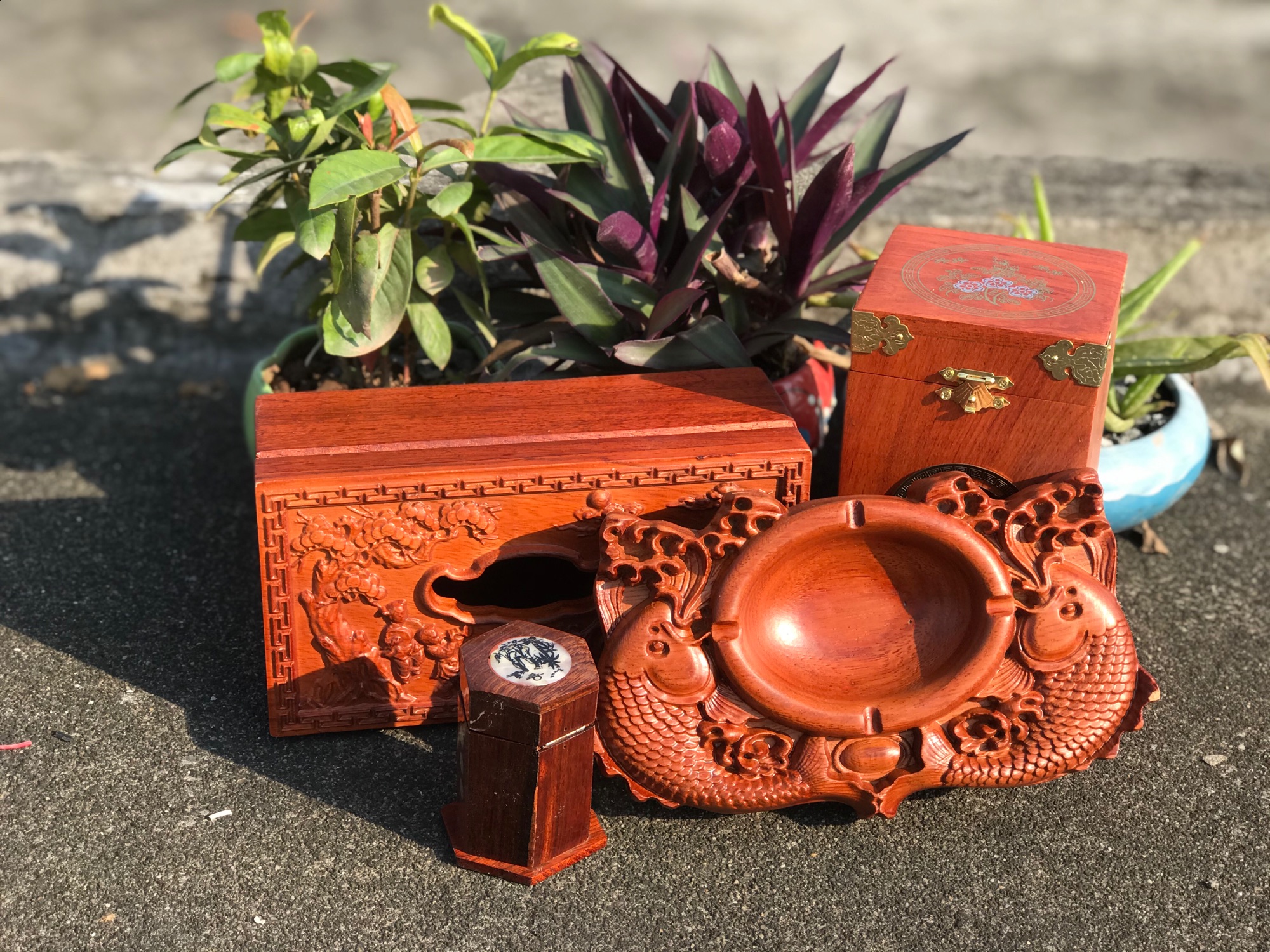 Bộ combo : Hộp đựng chè , hộp giấy ăn , gạt tàn thuốc lá lọ tăm làm bằng gỗ hương