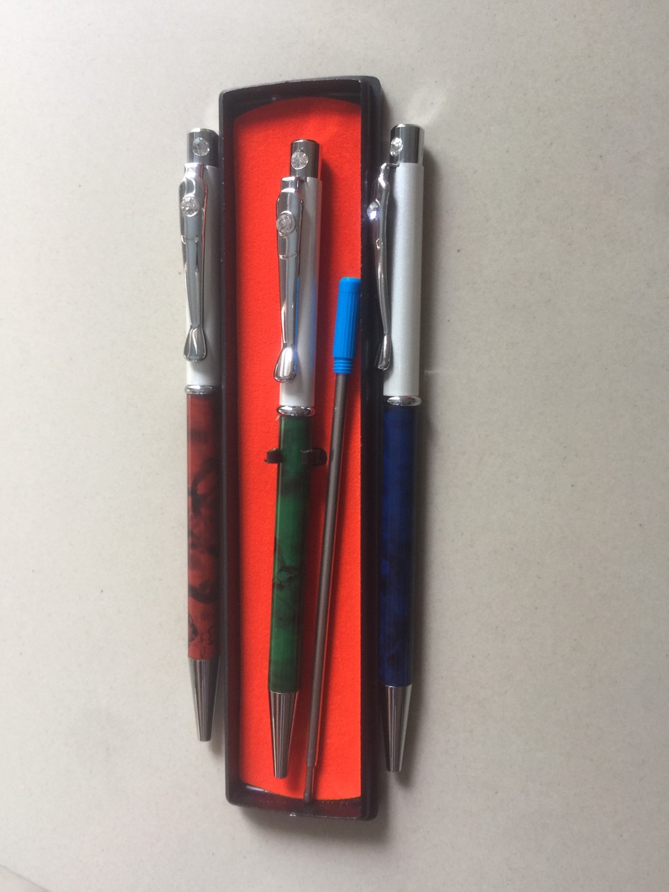 Bút bi đẹp kiểu xoay -viết bi cao cấp -  mực màu xanh- tặng thêm 1 ruột xe cua