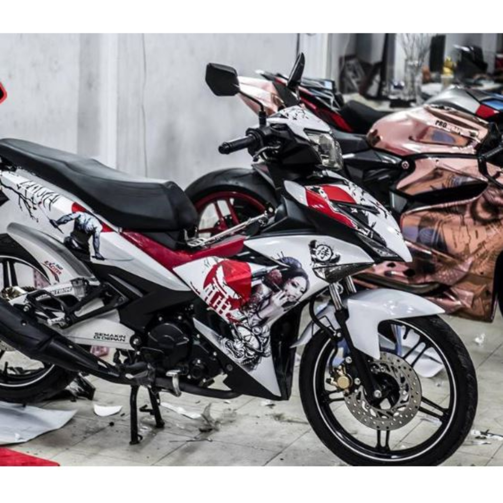 Tem Trùm Xe Exciter 150 Samurai Đỏ Trắng