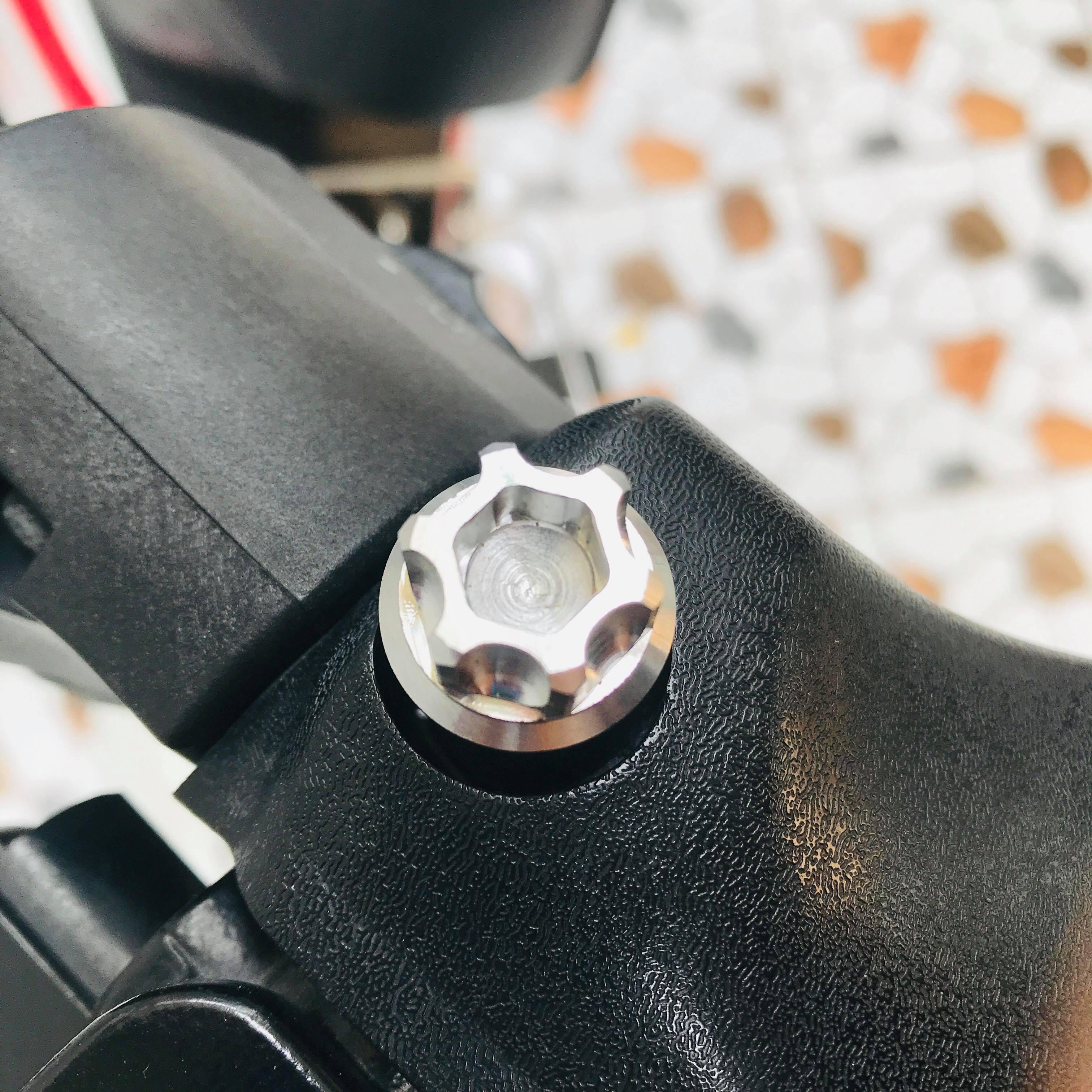 [HCM]Ốc gắn chân gương ốc chân kính INOX LỤC GIÁC CHO NHIỀU DÒNG XE (RĂNG THUẬN CHÂN 10LY)