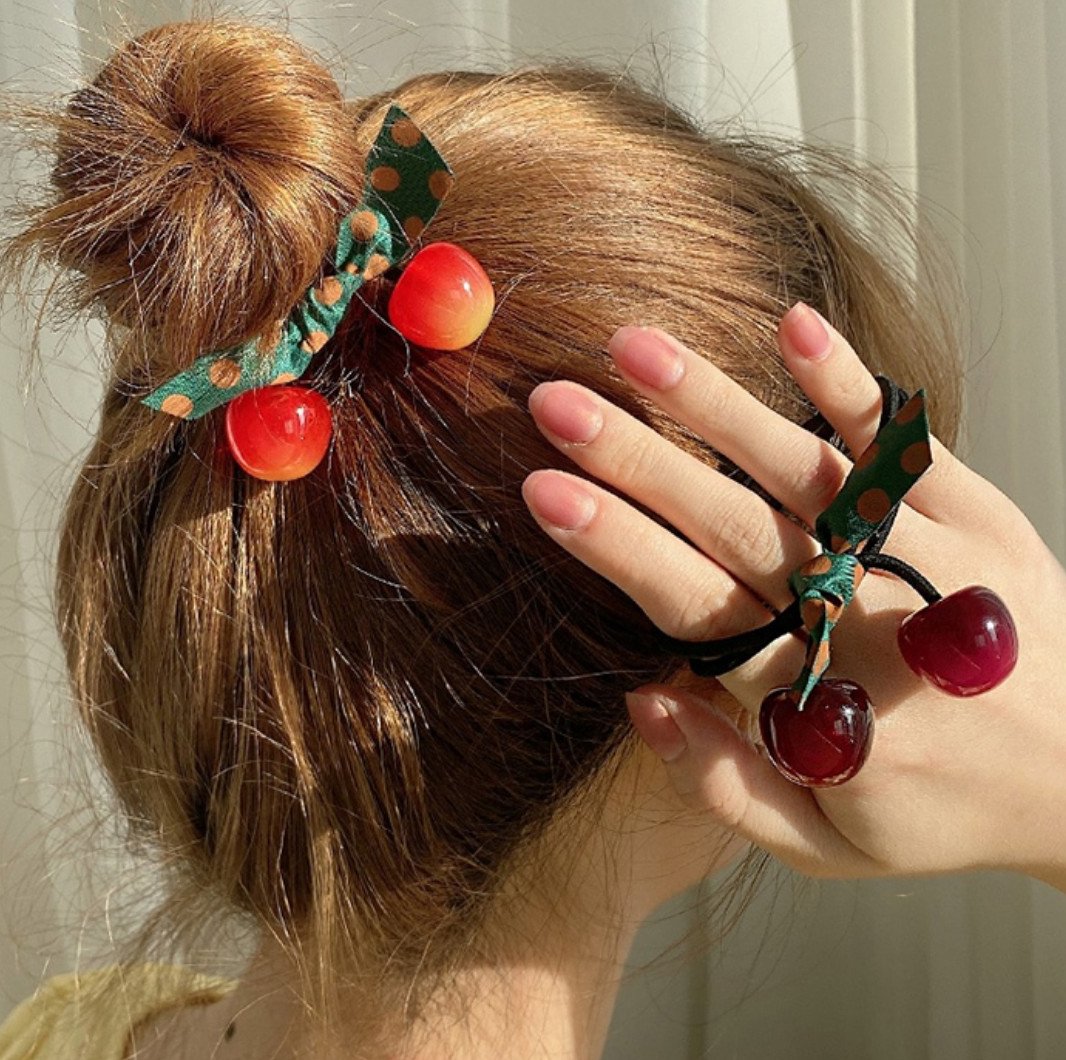 Cột tóc cherry phối nơ chấm bi xinh xắn