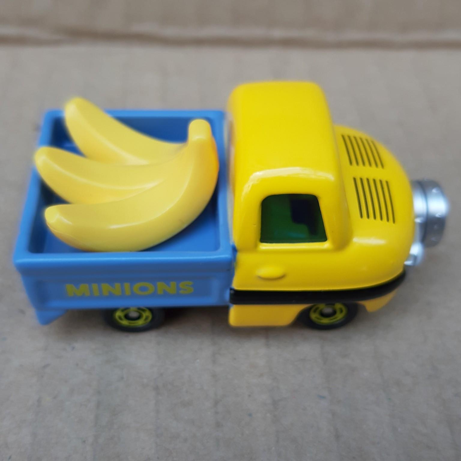 Xe mô hình Tomica - Xe nhân vật Minions chở chuối màu vàng