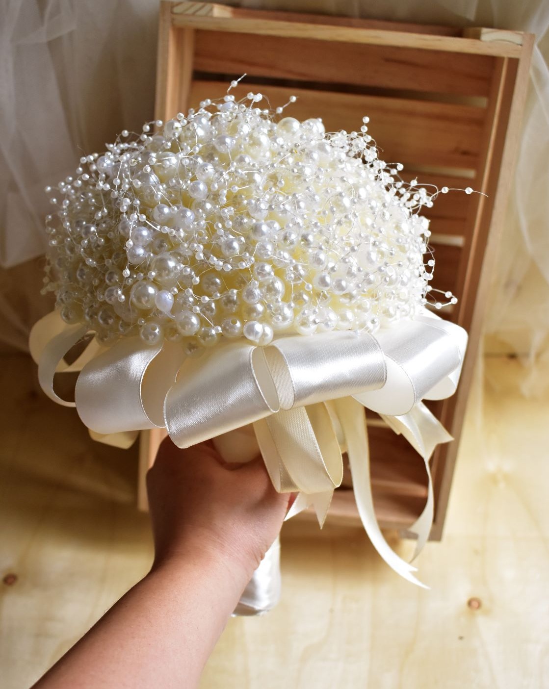 Bó hoa cưới cô dâu cầm tay bằng hạt trai hạt châu hạt cườm màu trắng kem. bó hoa cô dâu có tặng kèm hoa cài áo chú rễ