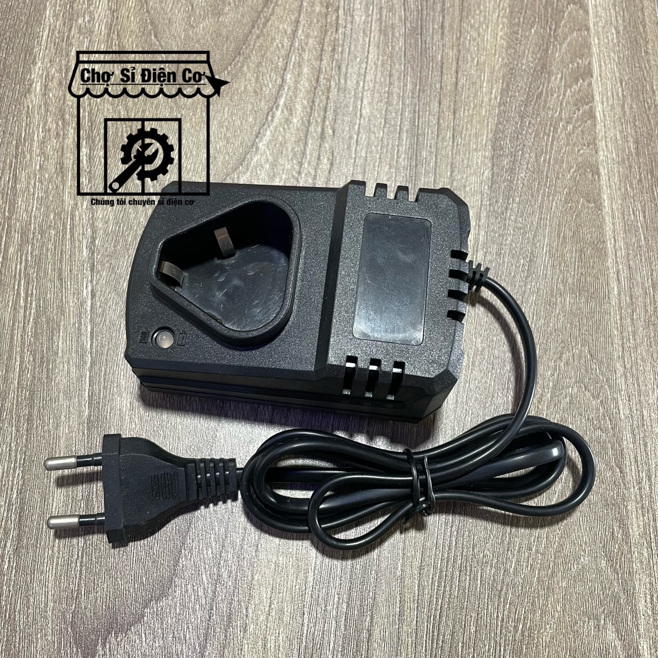 Đế sạc pin 12v bosch 3 chân thông dụng trên thị trường hàng loại tốt