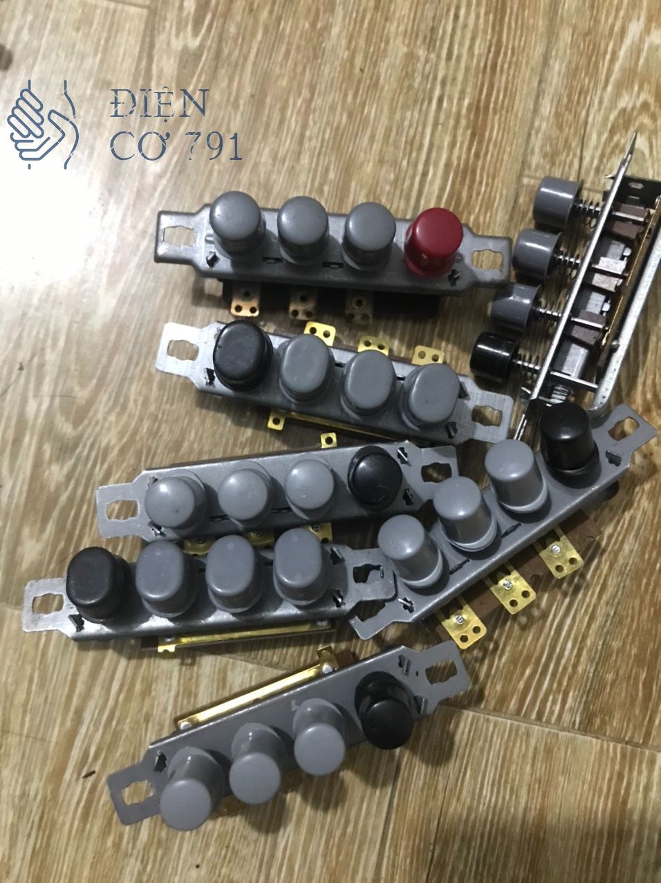 Công tắc số quạt cây, quạt bàn 4 phím 5 phím loại tròn .