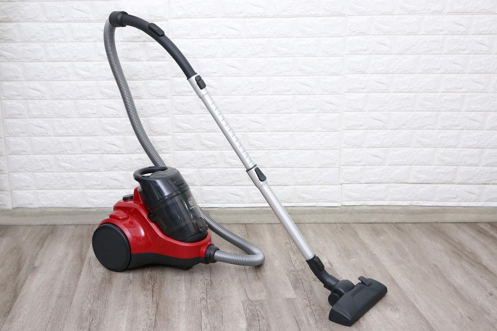 Máy hút bụi electrolux ec41-6cr 2000w