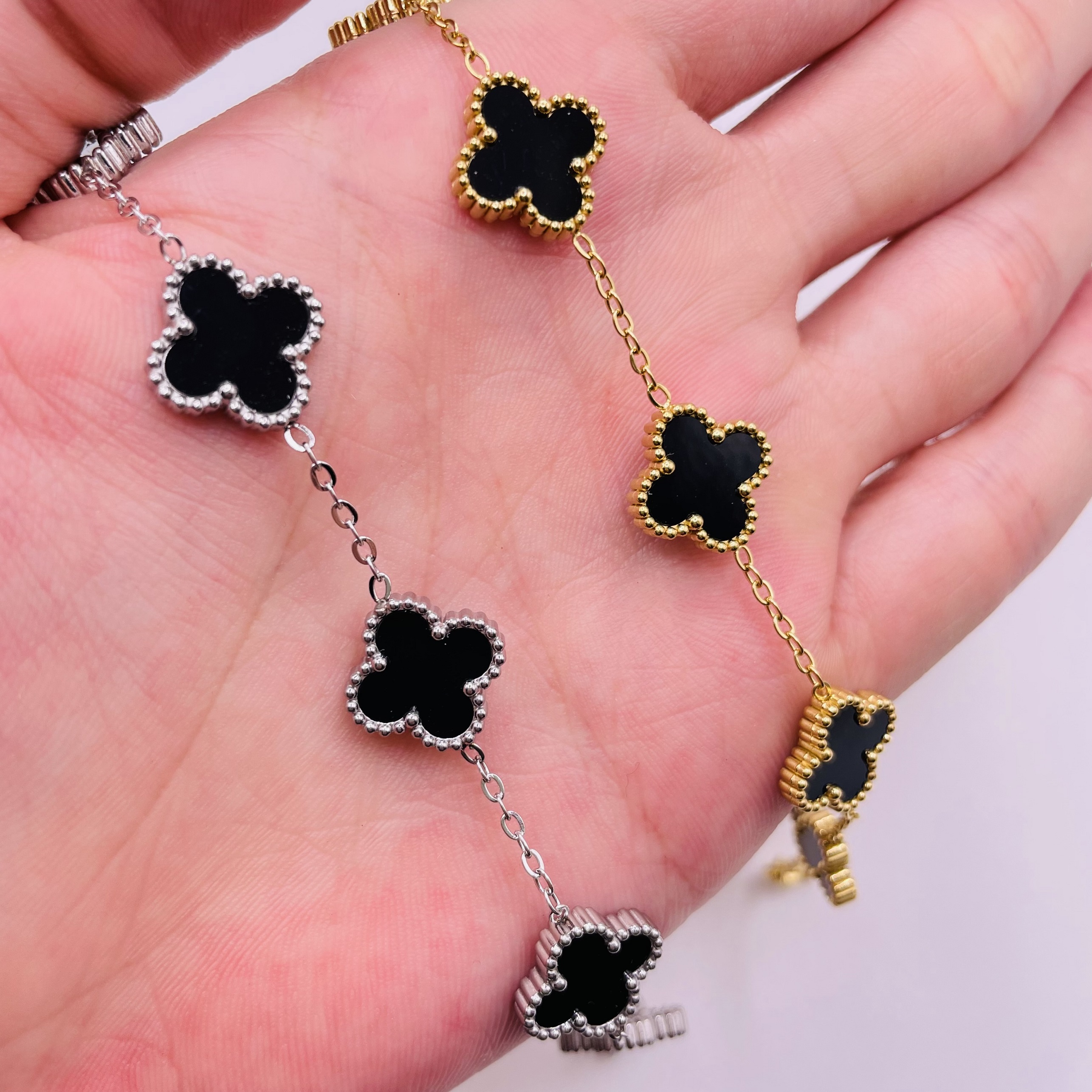 Lắc tay titan cỏ bốn lá đính đá màu đen, Vòng tay cỏ bốn lá màu vàng hoặc trắng chất liệu titan bền đẹp, trangsucmoiluatuoi.RIN