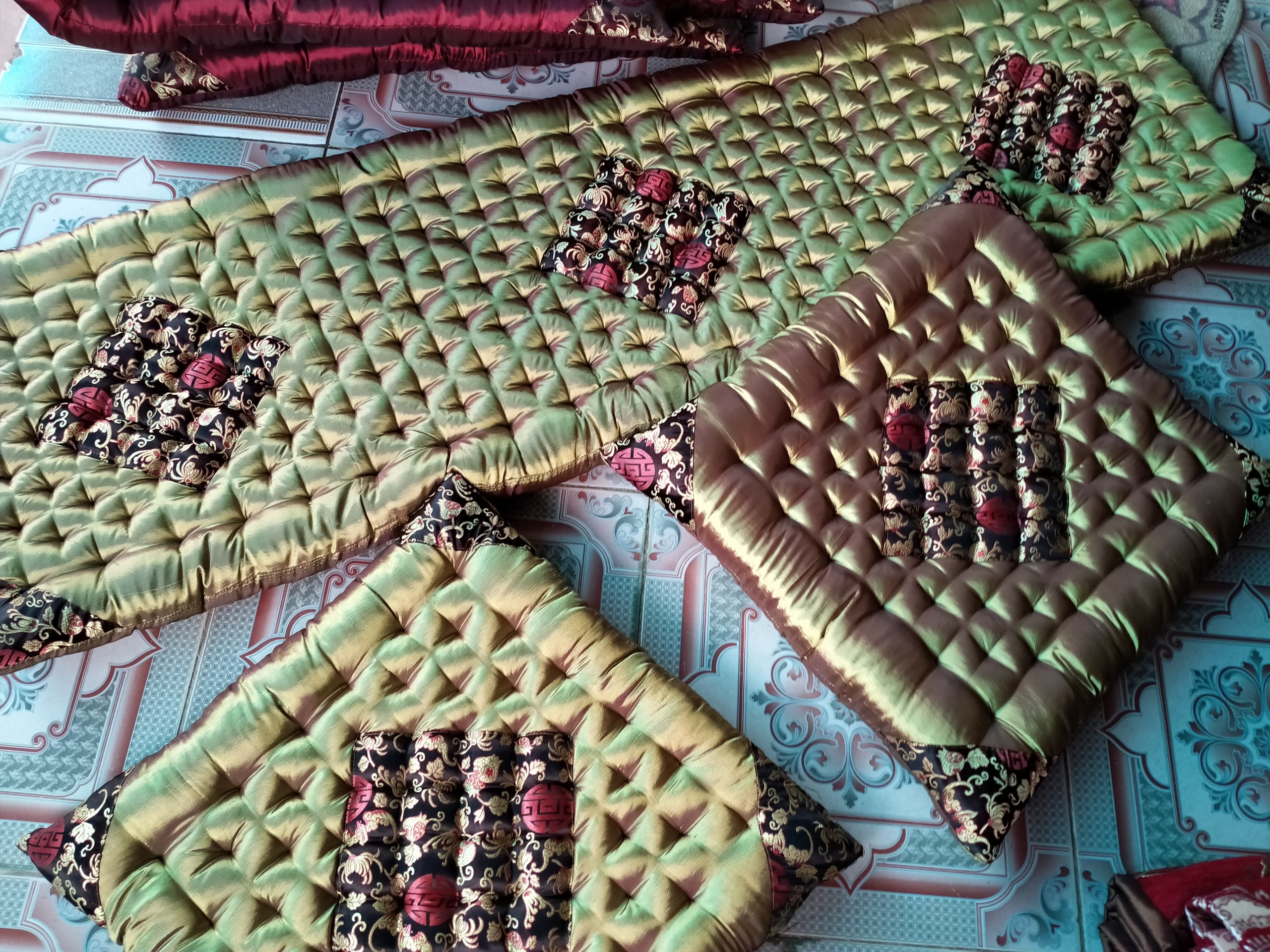 Bộ đệm ngồi thảm trải ghế sofa lụa gấm thêu hoa loại đẹp 1m7x50x5 cm và 2 ngắn 50x50x5 cm