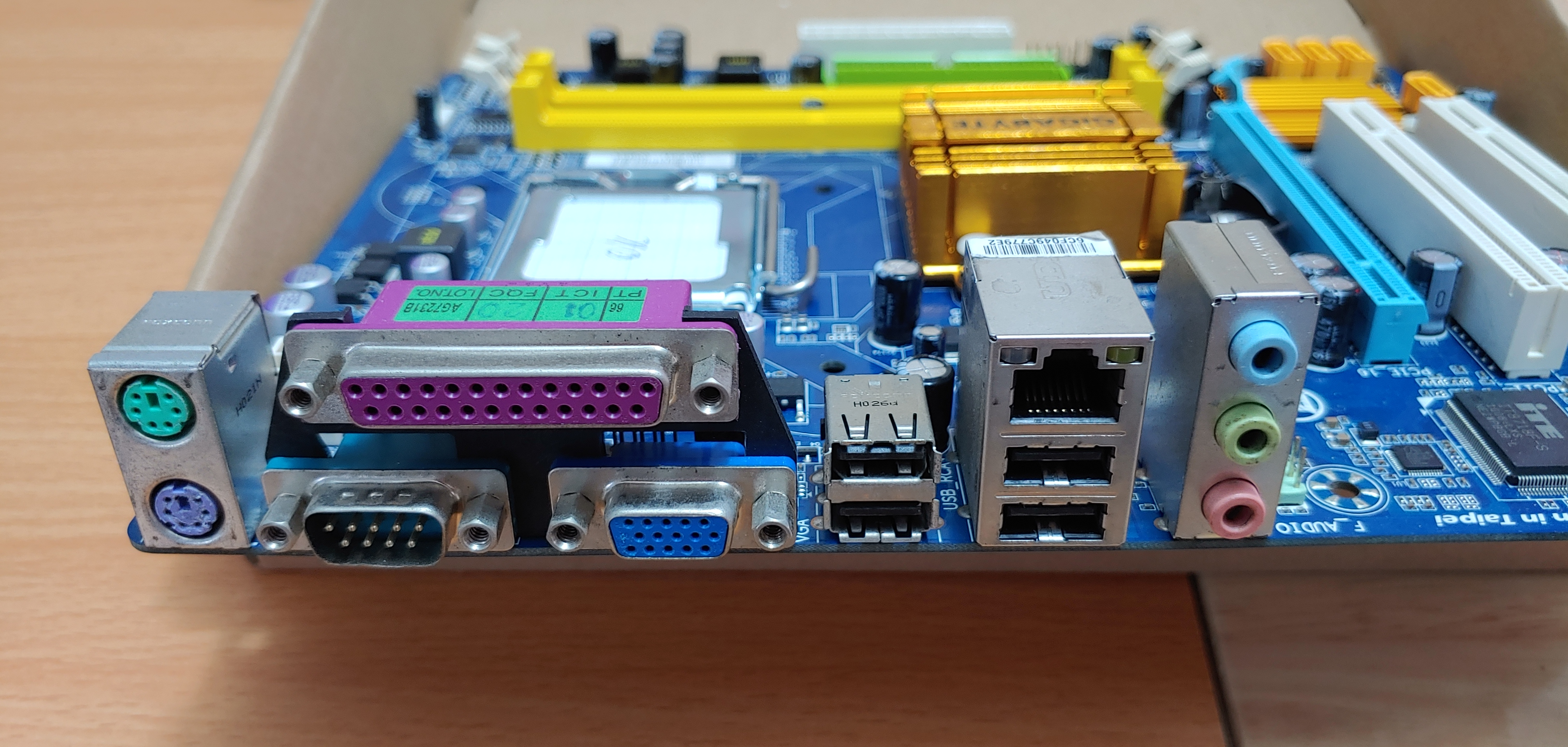 Main gigabyte ga-g31m-es2c sk775 zin mới 98% có fe chấn + tặng cpu e5300