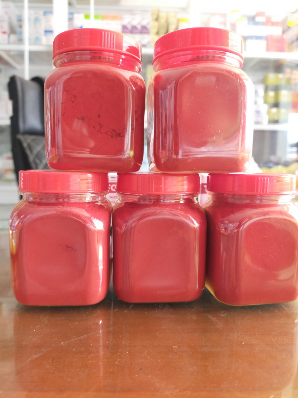 Bột nghệ đỏ nguyên chất , giúp da gà đỏ rực săn chắc , tan mỡ , dẻo dai , gà chịu tải đòn tốt hơn