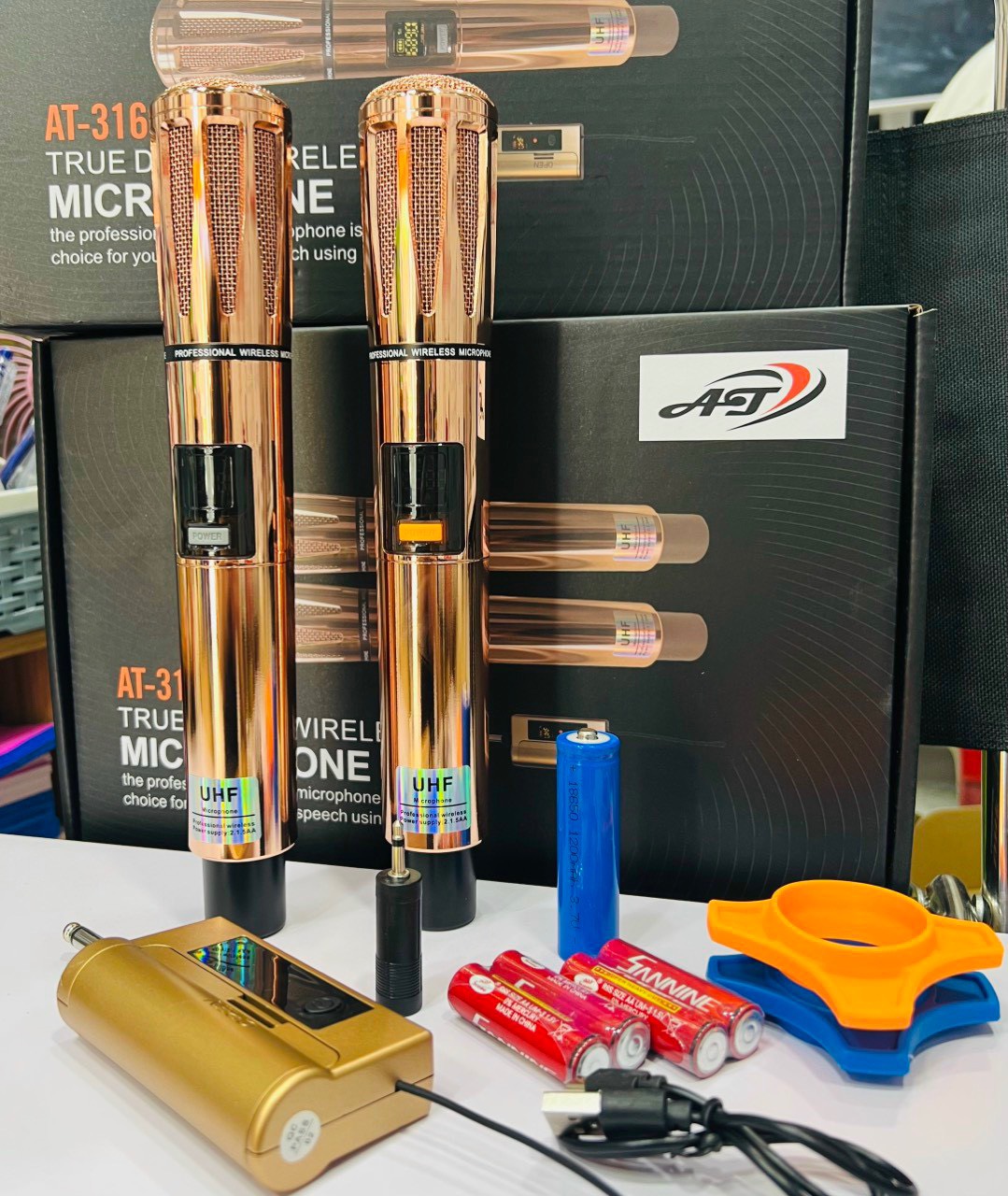 ( MIC Mỹ USA ) Bộ Micro Không Dây Đa Năng AT316 Chính Hãng - Thiết Kế Hiện Đại Chất Âm Ngọt Ngào, Tay Mic bằng Kim Loại, Chống Hú Rít Cực Tốt, Kết Nối Tất Loại Loa Kéo, Vang, Amply, Thời Lượng Pin 6-10H, BH 12 THÁNG