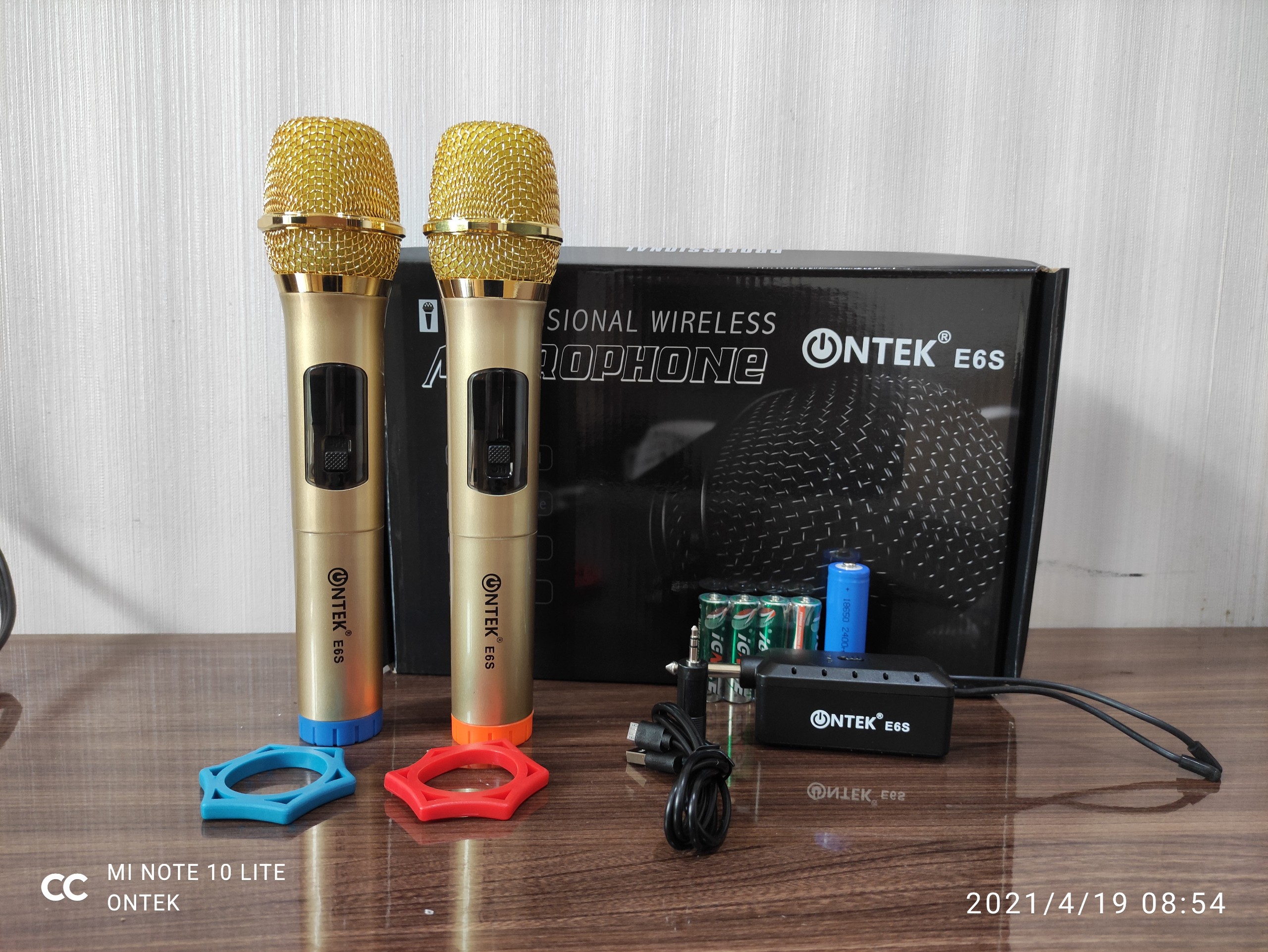 Micro karaoke không dây cao cấp tần số UHF  chống hú khử ồn -