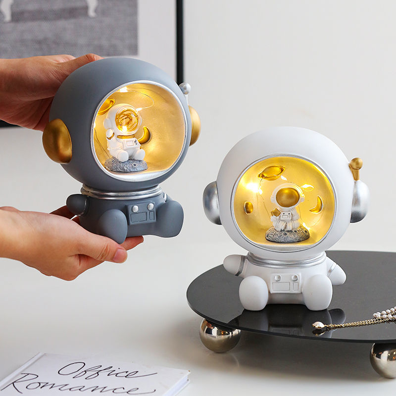 GIGA ESSENTIAL Phi hành gia Con heo đất Ánh sáng ban đêm Sáng tạo người vũ trụ Tượng nhựa Quà tặng Trẻ em Thiếu niên Sinh nhật Trang trí Máy tính để bàn Đêm cho Phòng ngủ Trang chủ Phòng khách Trang trí máy tính để bàn