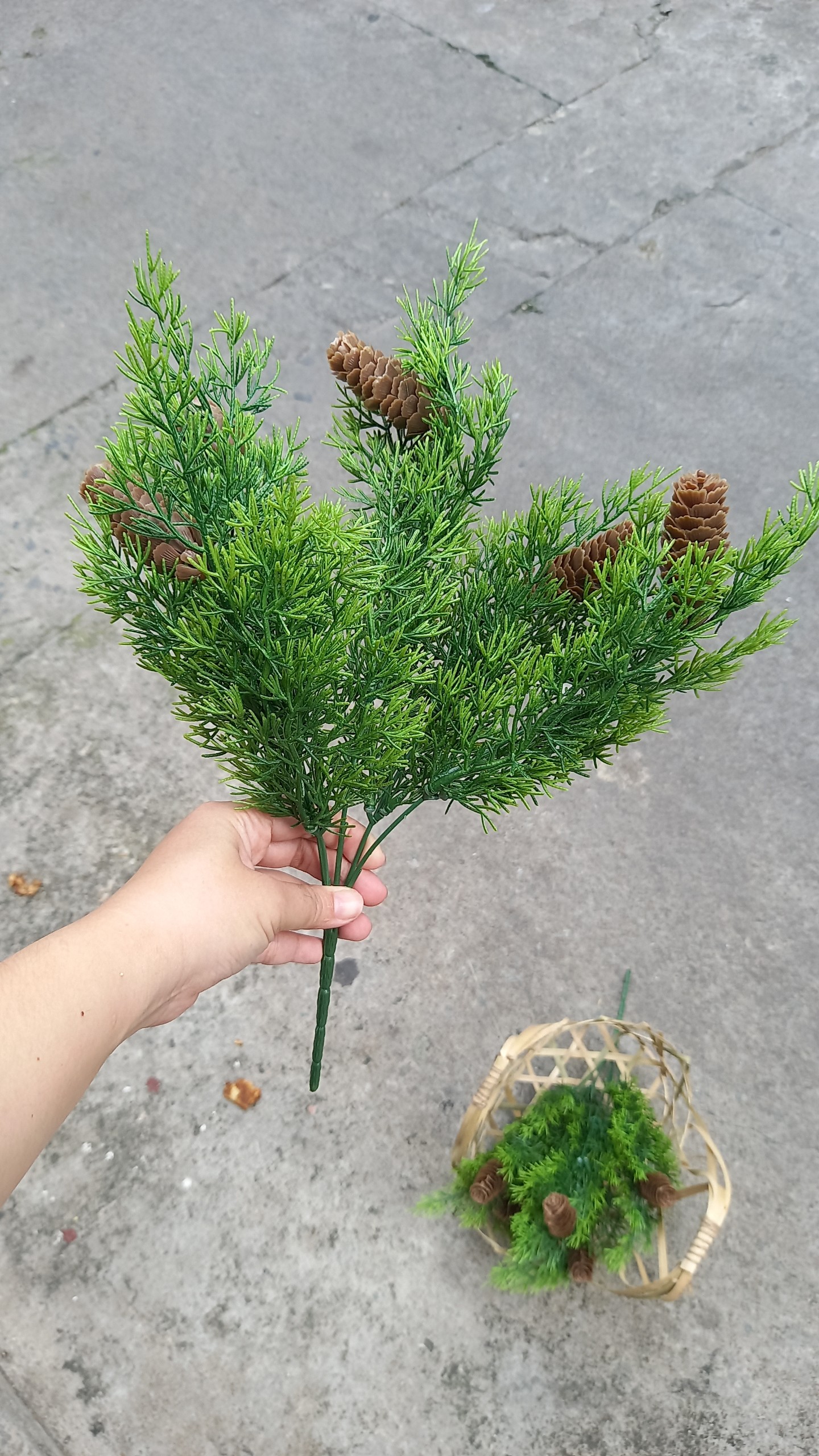1 Bụi lá thông giả và trái - trái cây giả - Hoa giả - Hương Flower