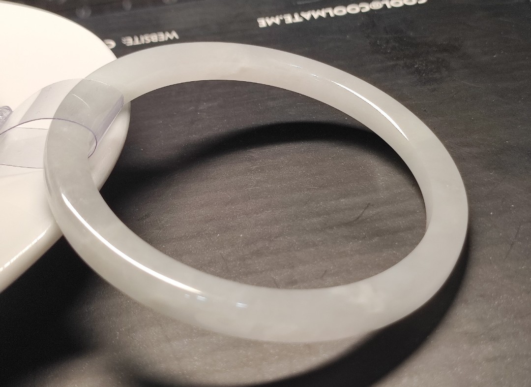 Vòng bạch ngọc bản vuông size 58mm, chất ngọc già, sớ ngọc mịn, đã kiểm định PNJ, ảnh thực tế - xưởng buôn đá phong thủy Huỳnh Đào