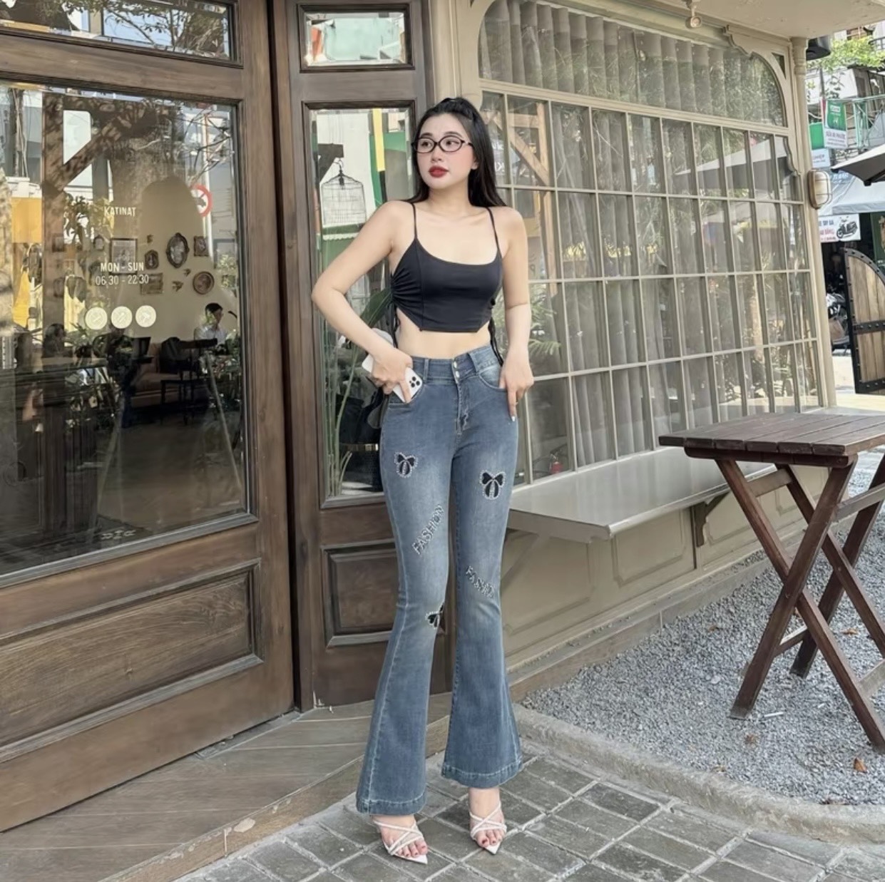 Quần jeans nữ ống loe dài lưng cao thêu nơ đính đá co giãn.